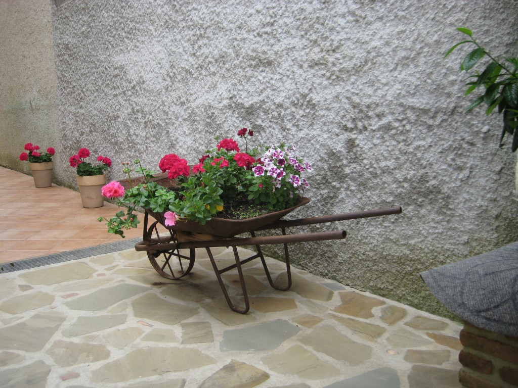 L'allestimento floreale con carriola davanti casa di Mariarosaria Manna