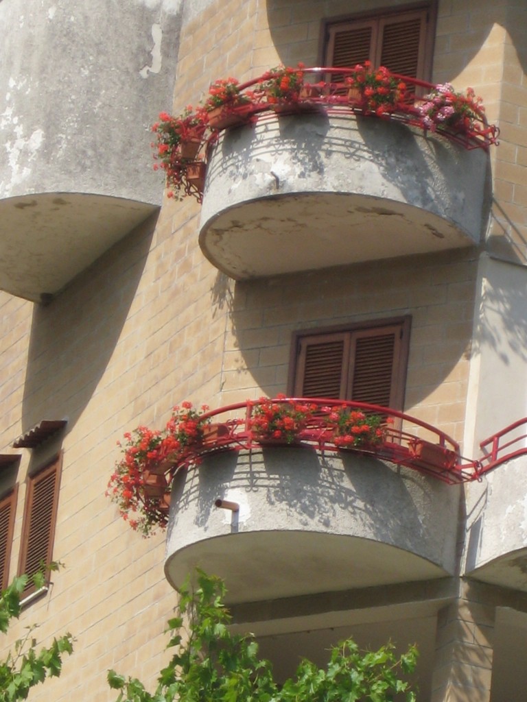 I terrazzini di Aurelio Rizzo adornati con gerani rossi