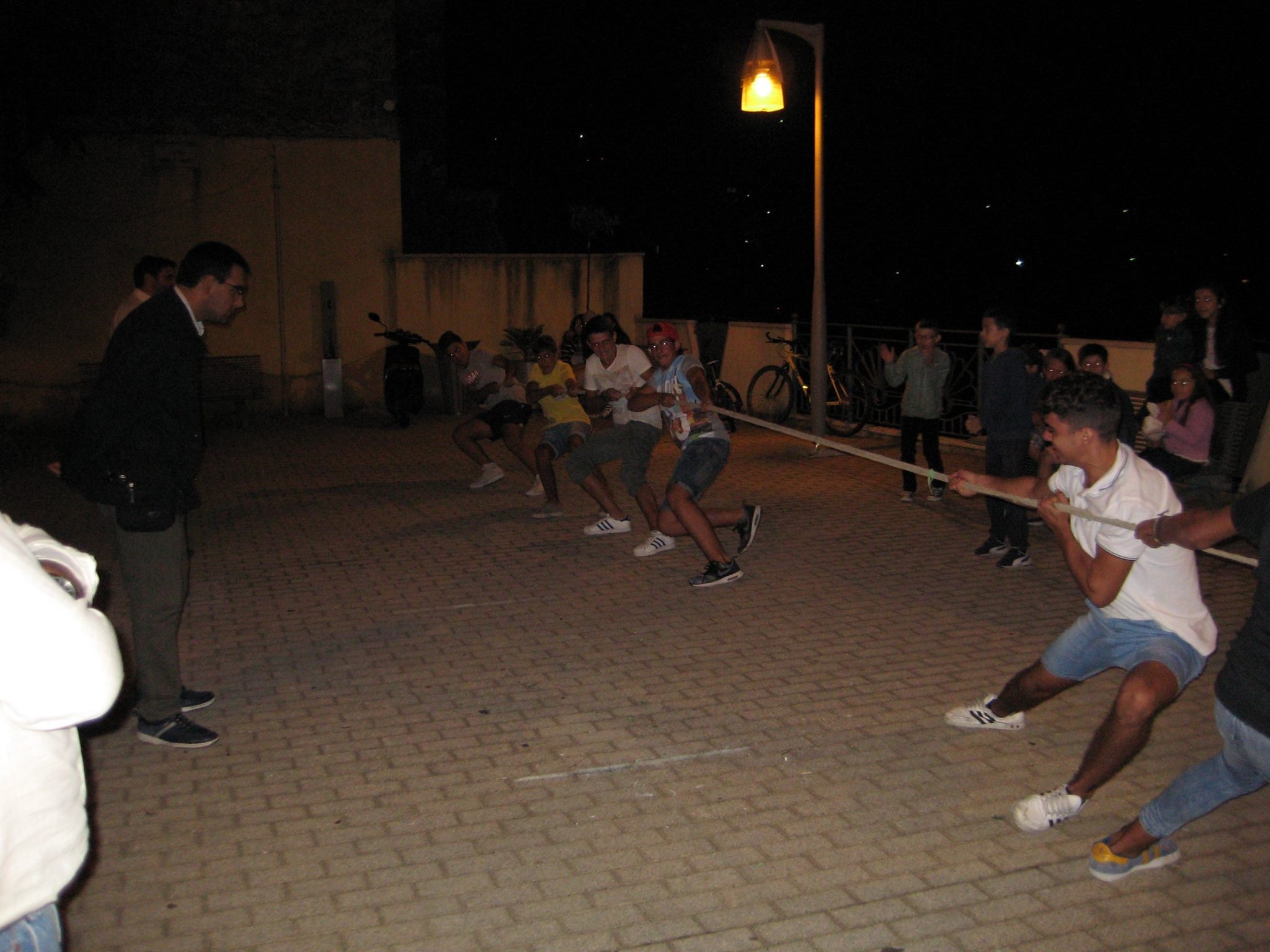 Il tiro con la fune in piazza